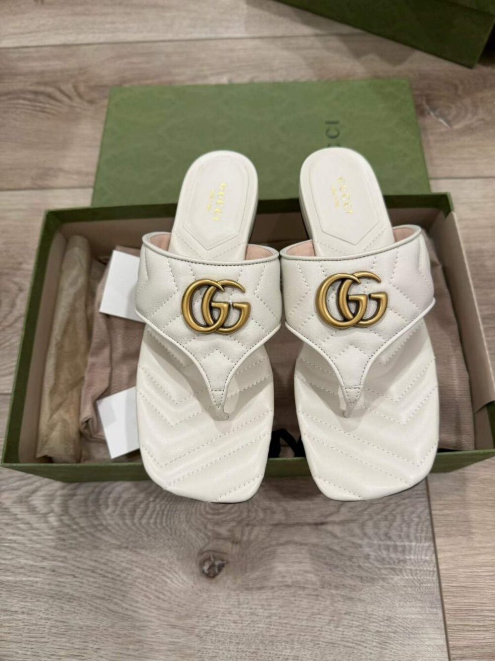 NIB AAUTHENTIC Gucci Double G White Quilted Leather Thong Flat Sandals,